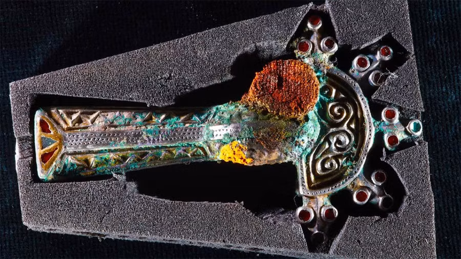 Trâm cài lễ phục được phân tích trong phòng thí nghiệm.