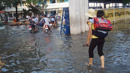 Trường học tại TP Hồ Chí Minh bị triều cường "tấn công"