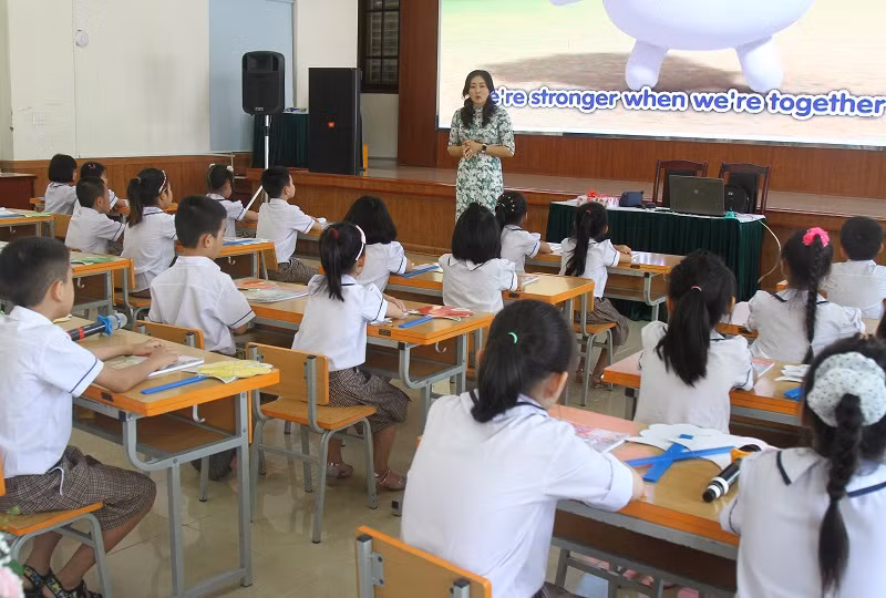 Cô Hảo cùng học trò lớp 2E trong giờ đọc bài “Phần thưởng”.