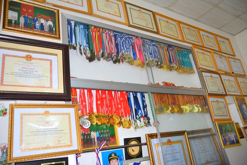 Phòng trưng bày hàng trăm huy chương cũng như bằng khen của Ánh Viên.