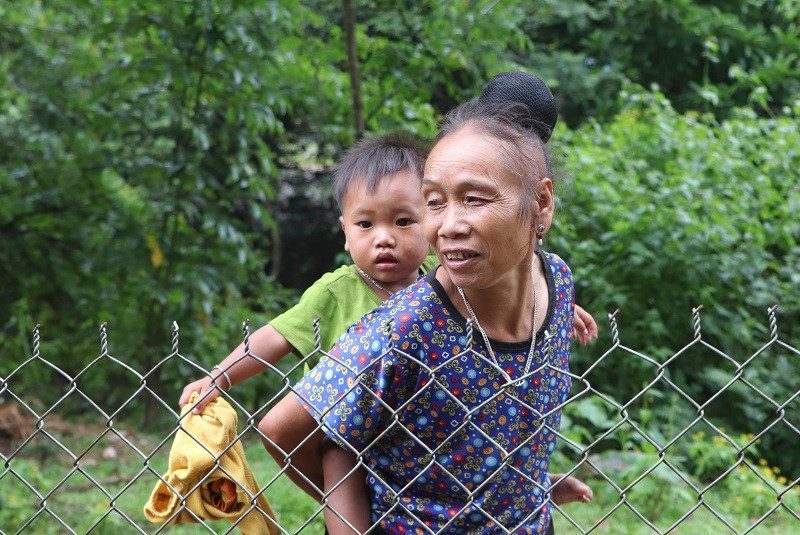 Phụ huynh ở Na Chén đến đón và đưa trẻ đến lớp với nụ cười hạnh phúc. Phụ huynh ở Na Chén đến đón và đưa trẻ đến lớp với nụ cười hạnh phúc.