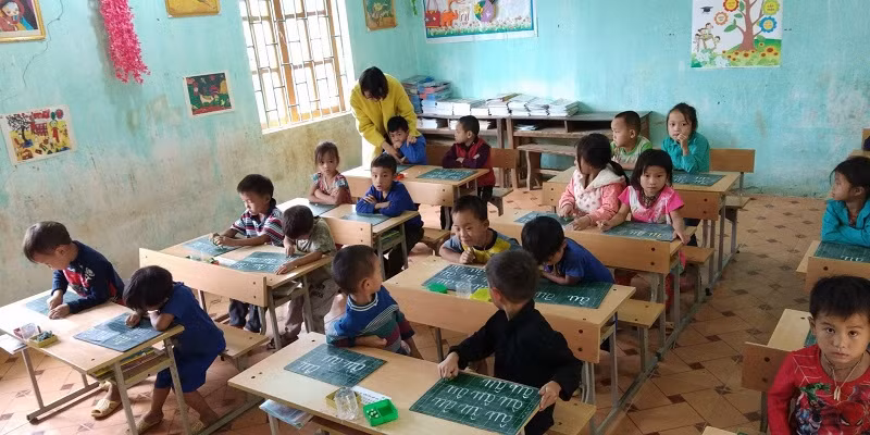 Cô trò Trường Phổ thông Dân tộc Bán trú Tiểu học Xín Cái. Ảnh: NTCC