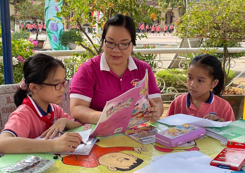 Cô Trần Thị Mai Khanh luôn động viên và đổi mới phương pháp dạy học để HS có những tiết học hiệu quả. Ảnh: NVCC