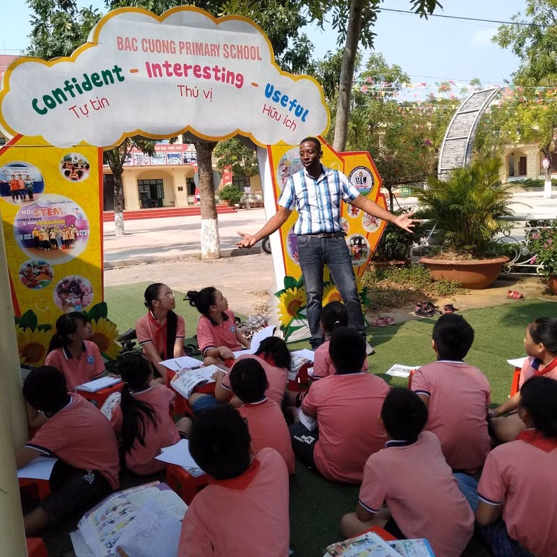 Học tiếng Anh với giáo viên nước ngoài giúp học sinh thêm hứng thú học tập. Ảnh: NVCC