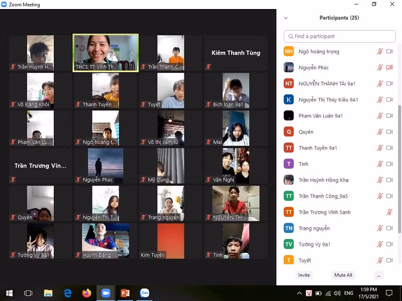 Học sinh Trường THCS thị trấn Vĩnh Thạnh (huyện Vĩnh Thạnh) trong giờ học trực tuyến. Ảnh: Tiến Anh