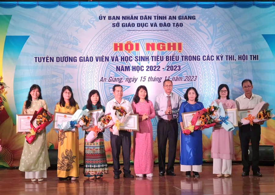 Phó Bí thư Thường trực Tỉnh ủy, Chủ tịch HĐND tỉnh An Giang Lê Văn Nưng và Giám đốc Sở GD&amp;ĐT An Giang Trần Thị Ngọc Diễm trao khen thưởng cho giáo viên tiêu biểu.