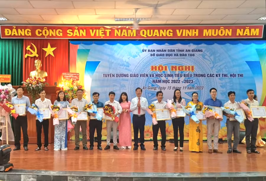 An Giang tuyên dương giáo viên và học sinh tiêu biểu trong các kỳ thi, hội thi năm học 2022 -2023.