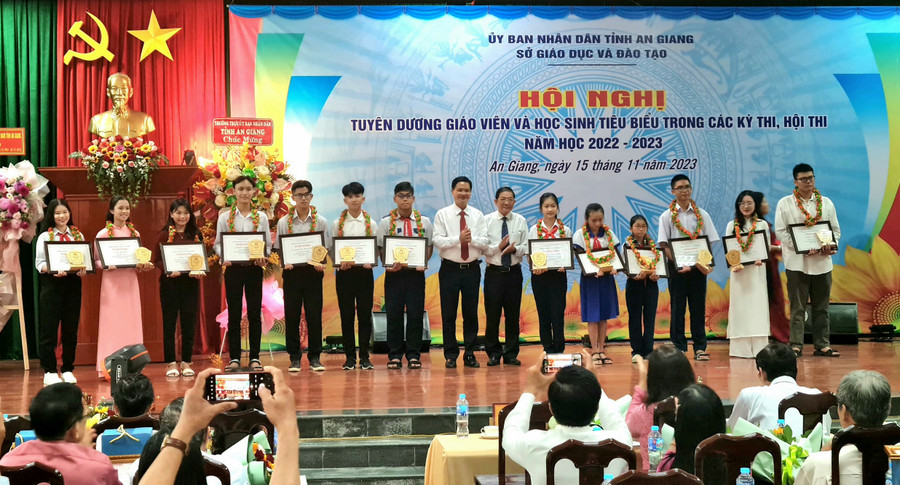 Trao khen thưởng cho học sinh tiêu biểu. (Ảnh: MT)