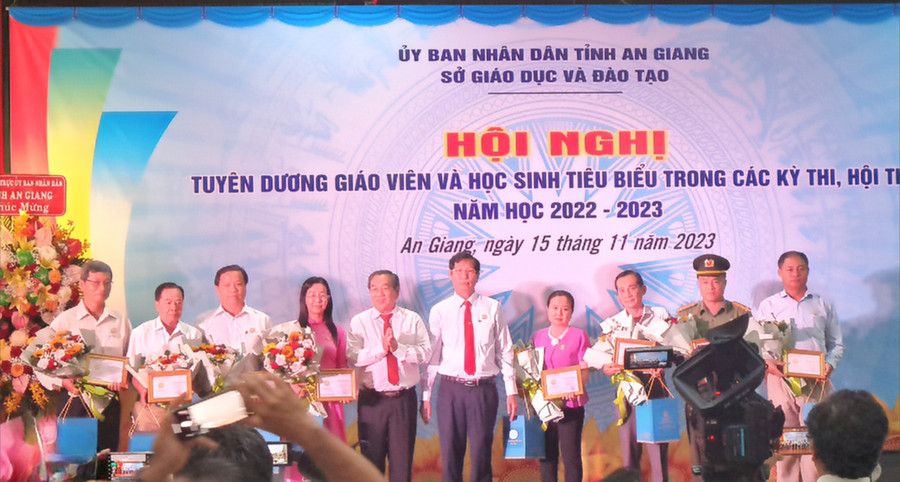 Phó Chủ tịch UBND tỉnh An Giang Lê Văn Phước và ông Võ Bình Thư - Phó Giám đốc Sở GD&amp;ĐT An Giang trao Kỷ niệm chương &quot;Vì sự nghiệp giáo dục&quot; cho các cá nhân.