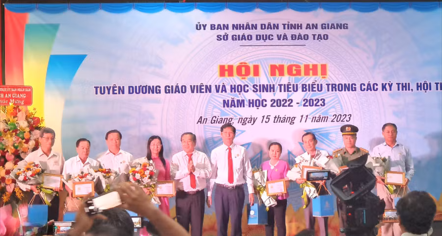 Phó Chủ tịch UBND tỉnh An Giang Lê Văn Phước và ông Võ Bình Thư - Phó Giám đốc Sở GD&amp;ĐT An Giang trao Kỷ niệm chương "Vì sự nghiệp giáo dục" cho các cá nhân.