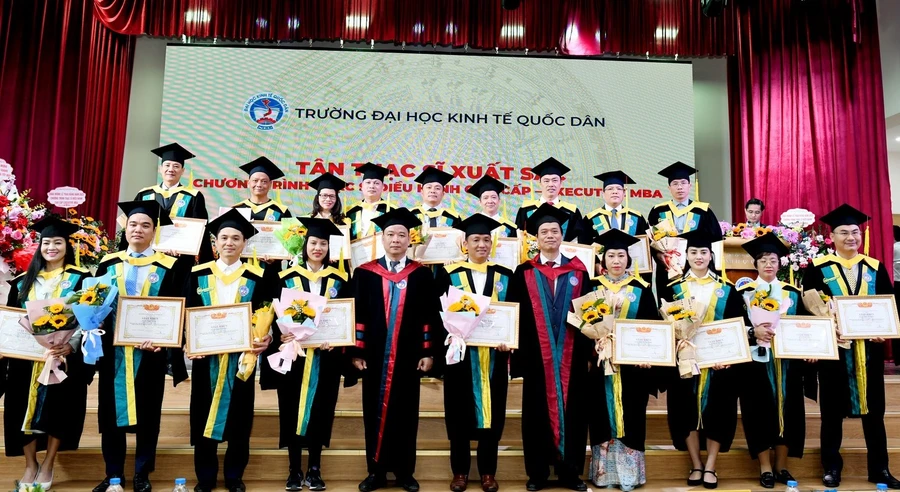 Trường ĐH Kinh tế Quốc dân trao bằng khen cho các tân thạc sĩ xuất sắc.