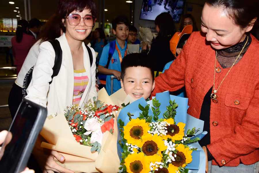 Học sinh Nguyễn Anh Minh, lớp 2Q2, nhận hoa chúc mừng khi trở về từ cuộc thi Toán quốc tế ITMC.