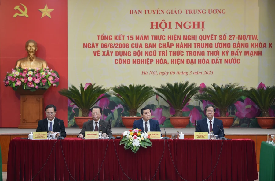 Chủ trì hội nghị (từ trái qua phải ảnh): Bộ trưởng Bộ Khoa học - Công nghệ Huỳnh Thành Đạt; Chủ tịch Hội đồng khoa học các cơ quan Đảng Trung ương Phùng Hữu Phú; Phó trưởng Ban thường trực Ban Tuyên giáo Trung ương Lại Xuân Môn; Bộ trưởng Bộ GD&ĐT Nguyễn Kim SƠn.