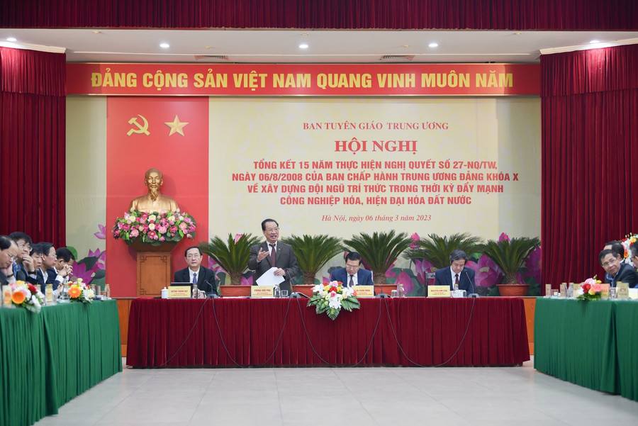 Chủ trì hội nghị (từ trái qua phải ảnh): Bộ trưởng Bộ Khoa học - Công nghệ Huỳnh Thành Đạt; Chủ tịch Hội đồng khoa học các cơ quan Đảng Trung ương Phùng Hữu Phú; Phó trưởng Ban thường trực Ban Tuyên giáo Trung ương Lại Xuân Môn; Bộ trưởng Bộ GD&ĐT Nguyễn Kim Sơn.