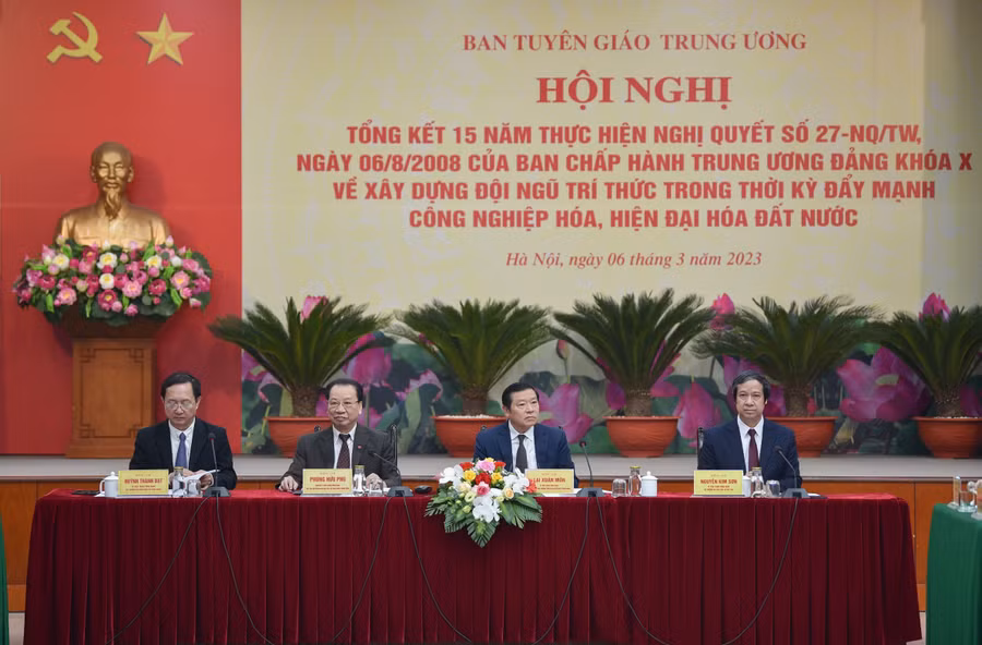 Chủ trì hội nghị (từ trái qua phải ảnh): Bộ trưởng Bộ Khoa học - Công nghệ Huỳnh Thành Đạt; Chủ tịch Hội đồng khoa học các cơ quan Đảng Trung ương Phùng Hữu Phú; Phó trưởng Ban thường trực Ban Tuyên giáo Trung ương Lại Xuân Môn; Bộ trưởng Bộ GD&amp;ĐT Nguyễn Kim Sơn.