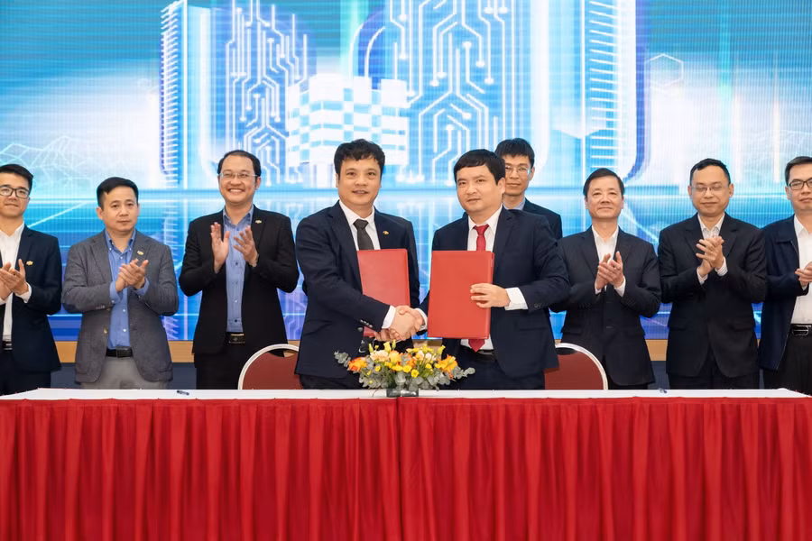 Tổng giám đốc Tập đoàn FPT Nguyễn Văn Khoa và Giám đốc Học viện Bưu chính Viễn thông PGS.TS Đặng Hoài Bắc đại diện 2 đơn vị ký kết hợp tác.