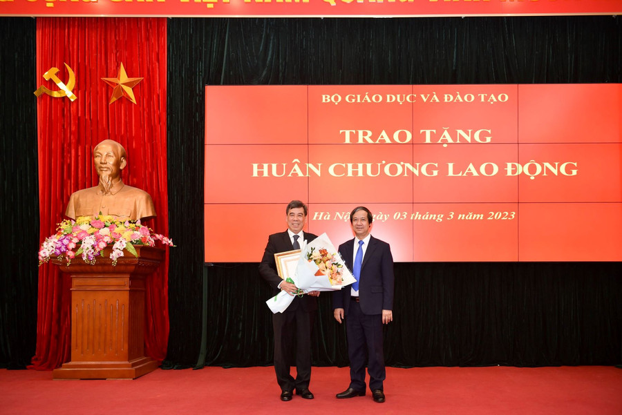 Bộ trưởng Nguyễn Kim Sơn thừa ủy quyền của Chủ tịch nước trao tặng Huân chương Lao động hạng Nhì cho ông Nguyễn Đình Mạnh, nguyên Phó chánh Văn phòng Bộ GD&amp;ĐT.