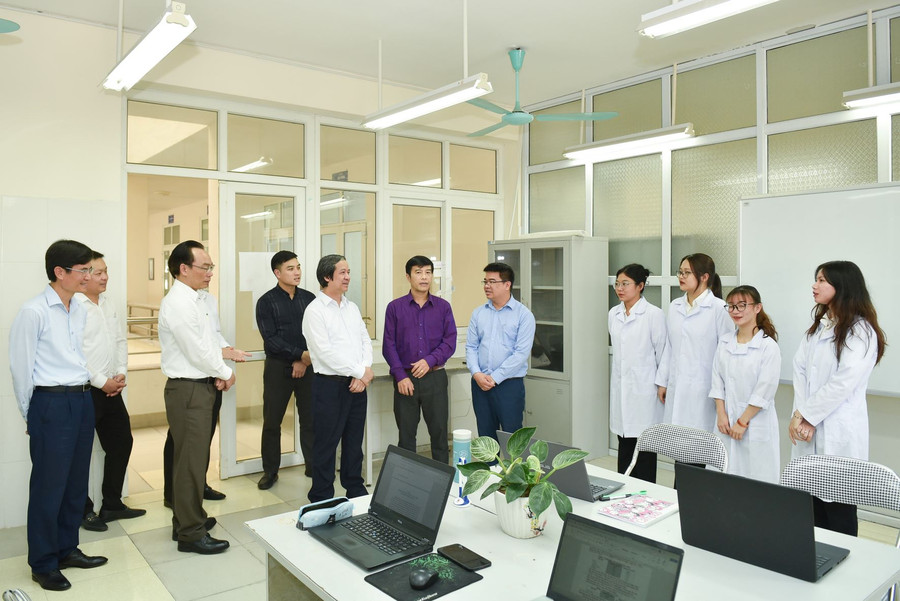 Bộ trưởng Nguyễn Kim Sơn, Thứ trưởng Hoàng Minh Sơn và đoàn công tác của Bộ GD&ĐT thăm Viện Nghiên cứu khoa học và Ứng dụng. Đơn vị này sản xuất ra các sản phẩm như: Trà Ngọc Linh, nấm, đông trùng hạ thảo,… Bộ trưởng Nguyễn Kim Sơn, Thứ trưởng Hoàng Minh Sơn và đoàn công tác của Bộ GD&ĐT thăm Viện Nghiên cứu khoa học và Ứng dụng. Đơn vị này sản xuất ra các sản phẩm như: Trà Ngọc Linh, nấm, đông trùng hạ thảo,…