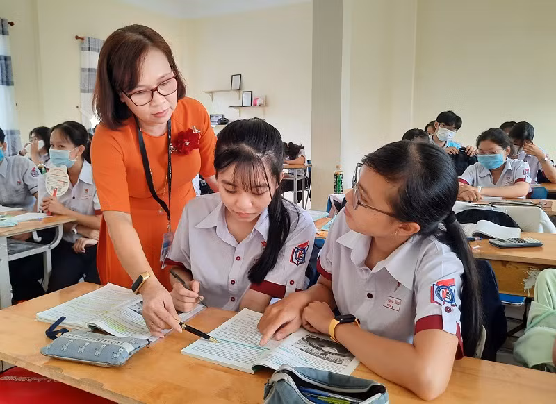 Cô Nguyễn Tuyết Nhi, giáo viên Trường THPT Trần Đại Nghĩa (TP Cần Thơ) trong giờ dạy Lịch sử sáng 28/4.