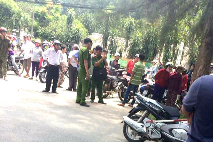 Công an đang khám nghiệm hiện trường. Ảnh: Zing.vn.