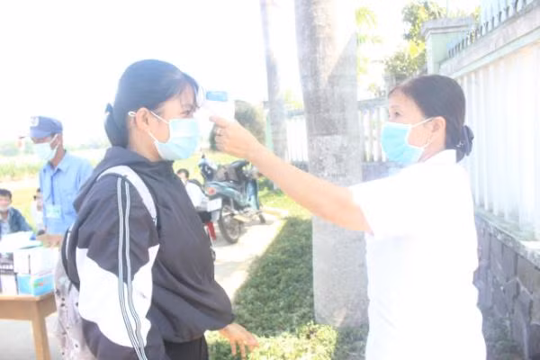 Công tác đo thân nhiệt cho thí sinh sẽ do cán bộ y tế đảm nhiệm