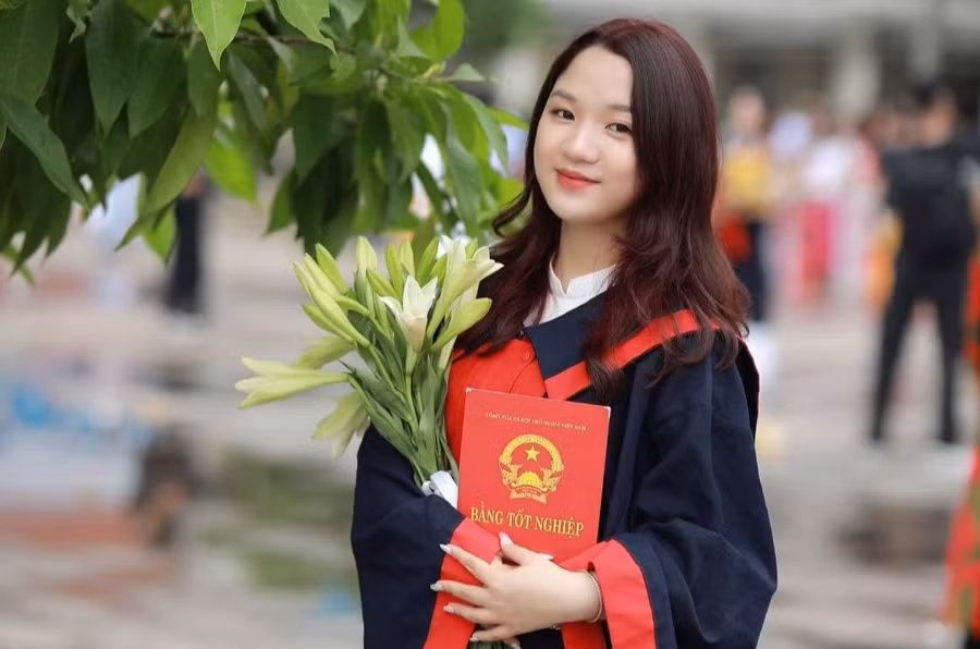 Nắm vững 3 ngoại ngữ đem đến cho Phụng Dương nhiều cơ hội. Ảnh: NVCC