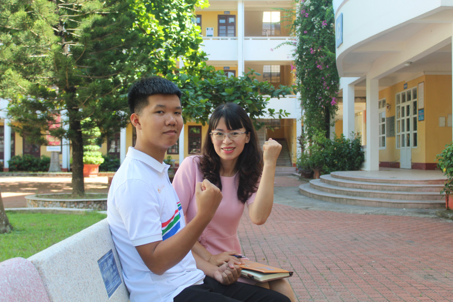 Xuân Mạnh và cô giáo hướng dẫn Trần Thị Xuân. Xuân Mạnh và cô giáo hướng dẫn Trần Thị Xuân.