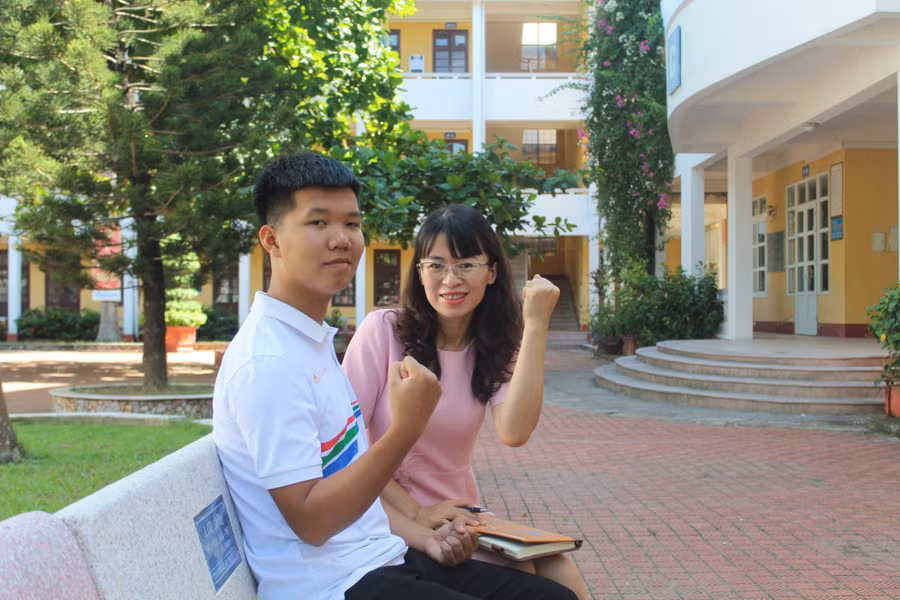 Xuân Mạnh và cô giáo hướng dẫn Trần Thị Xuân.