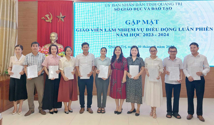 TS Lê Thị Hương - Giám đốc Sở GD&ĐT Quảng Trị trao quyết định cho các giáo viên đến dạy học vùng khó. TS Lê Thị Hương - Giám đốc Sở GD&ĐT Quảng Trị trao quyết định cho các giáo viên đến dạy học vùng khó.