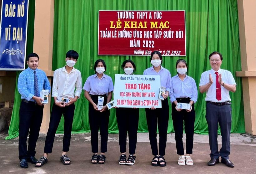 Thầy Tuấn kết nối các nhà hảo tâm để tặng máy tính cho học sinh. Thầy Tuấn kết nối các nhà hảo tâm để tặng máy tính cho học sinh.