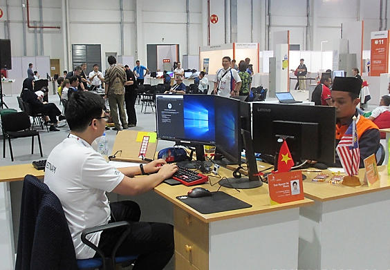 Thí sinh Nguyễn Bá Phước làm bài thi Thí sinh Nguyễn Bá Phước làm bài thi