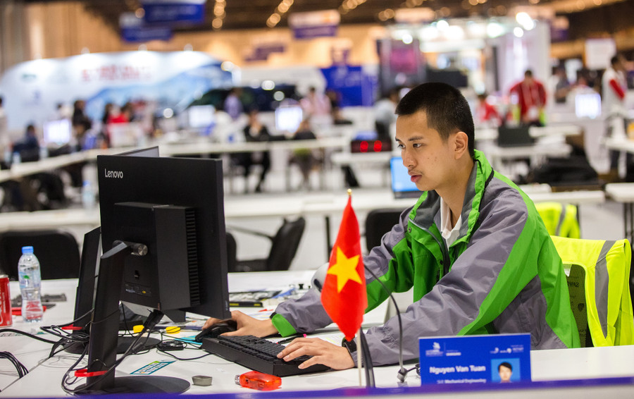 Thí sinh Nguyễn Văn Tuấn làm bài thi