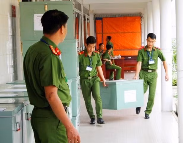 Lực lượng công an bảo đảm an toàn trong vận chuyển đề thi và bài thi.