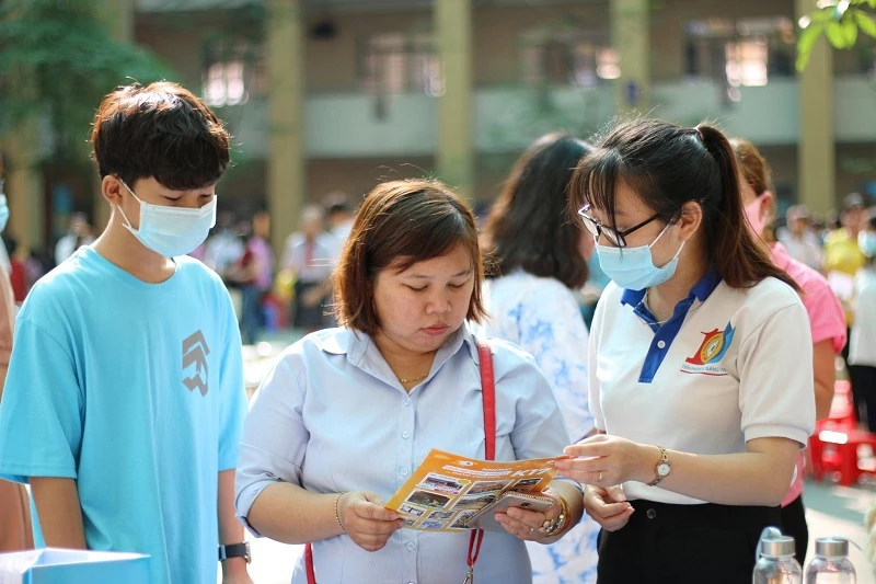 Học sinh, phụ huynh tham gia buổi tư vấn xét tuyển vào lớp 10 của Trung tâm GD Phổ thông - Trường ĐH Công nghiệp Thực phẩm TPHCM. Ảnh minh họa: NVCC