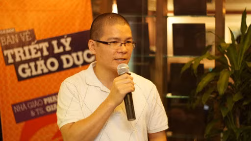 TS Giáp Văn Dương khuyên thí sinh không nên để nỗi buồn nhấn chìm. Ảnh: NVCC