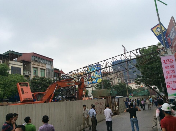 Sập cần cẩu ở Cầu Giấy: Lời kể của bà bầu bị ngã - Ảnh 2 Sập cần cẩu ở Cầu Giấy: Lời kể của bà bầu bị ngã - Ảnh 2