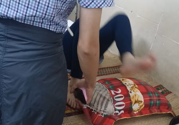 Sập cần cẩu ở Cầu Giấy: Lời kể của bà bầu bị ngã - Ảnh 1