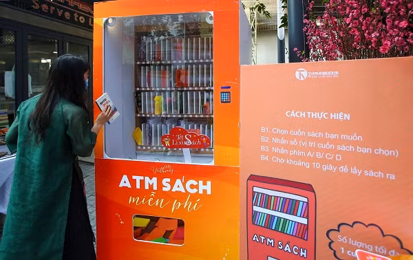 Một quầy ATM sách miễn phí của nhà sách Thái Hà được đặt tại Phố Sách Xuân để tặng sách cho các độc giả.