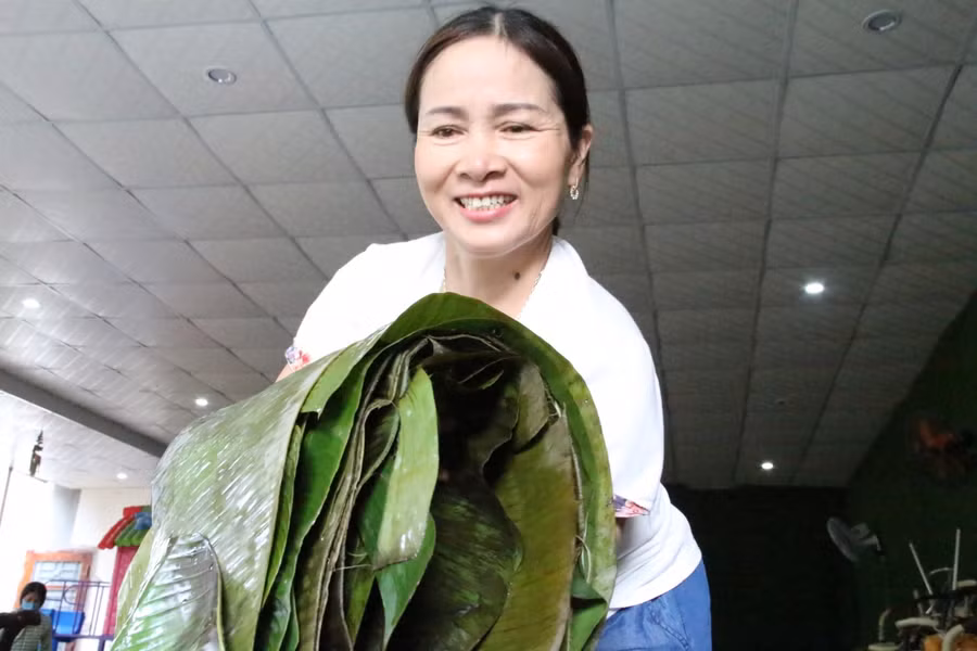 Mỗi người một việc, hỗ trợ nhau gói bánh chưng, bánh tét.