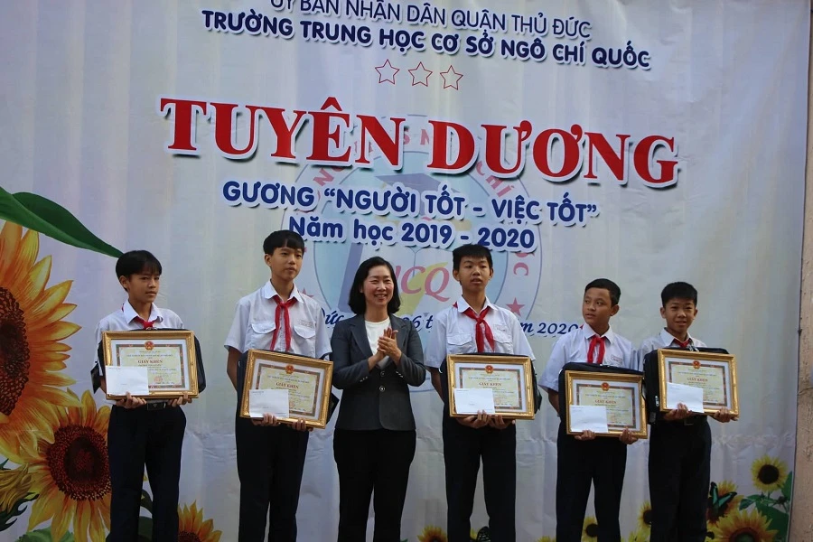 TP.HCM: Tuyên dương nhóm học sinh nhặt được gần 22 triệu đồng đem trả lại người mất