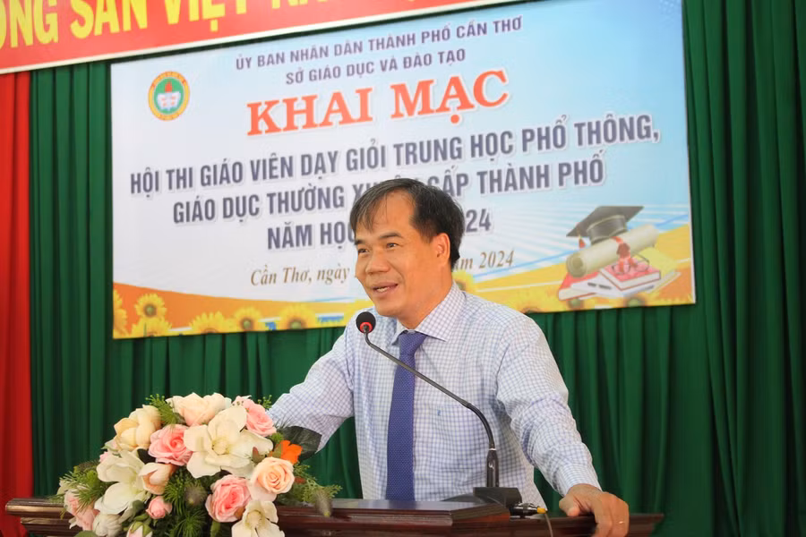 Ông Nguyễn Phúc Tăng - Phó Giám đốc Sở GD&amp;ĐT TP Cần Thơ phát biểu khai mạc hội thi.