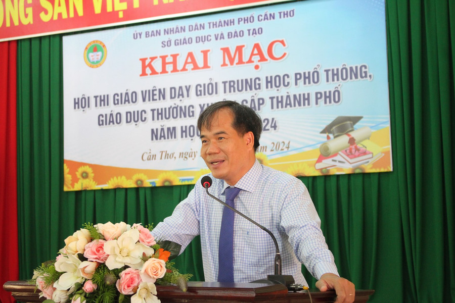 Ông Nguyễn Phúc Tăng - Phó Giám đốc Sở GD&ĐT TP Cần Thơ phát biểu khai mạc hội thi. Ông Nguyễn Phúc Tăng - Phó Giám đốc Sở GD&ĐT TP Cần Thơ phát biểu khai mạc hội thi.