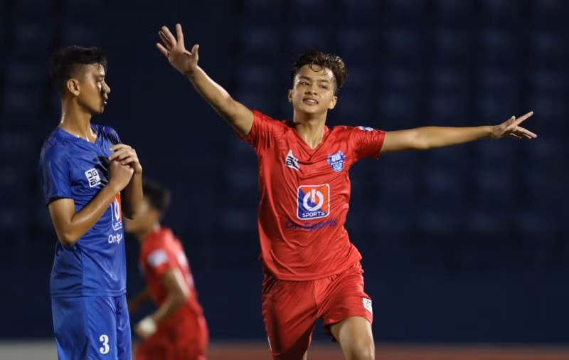 U15 PVF (áo đỏ) xuất sắc đánh bại U15 SHB Đà Nẵng 4-2.