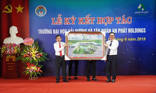 Chủ tịch Tập đoàn An Phát Holdings trao tặng quà lưu niệm tới Hiệu trưởng Trường ĐH Hải Dương