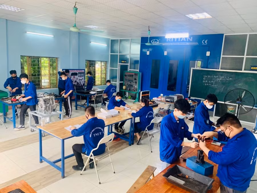 Sinh viên trường Đại học Kỹ thuật Công nghiệp thực hiện và tuân thủ nguyên tắc 5K khi quay trở lại trường học tập