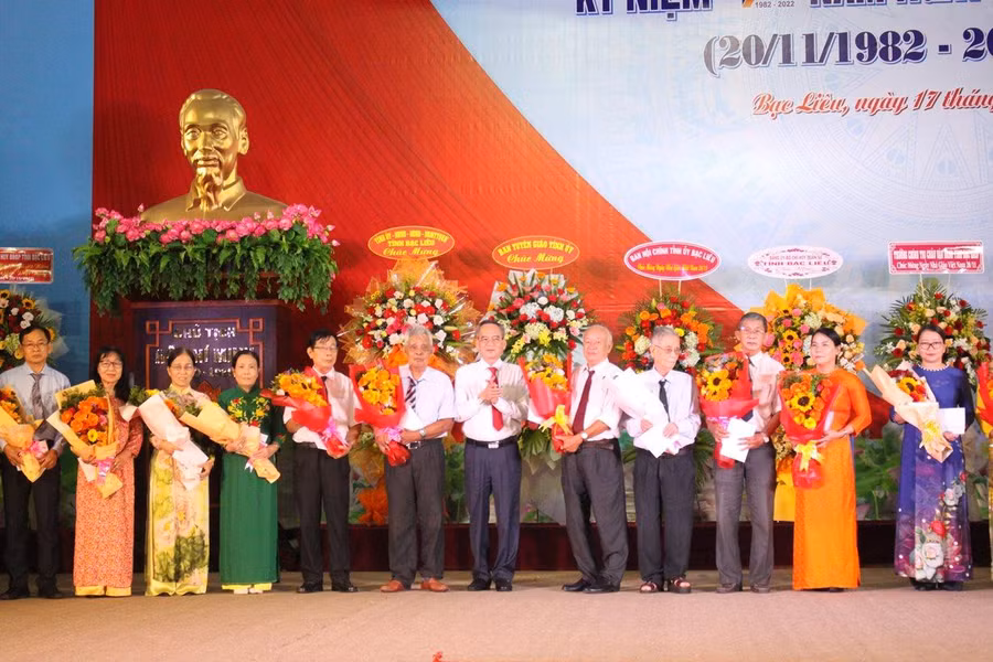 Bí thư Tỉnh ủy Bạc Liêu tặng hoa cho Nhà giáo ưu tú, nhà giáo về hưu.