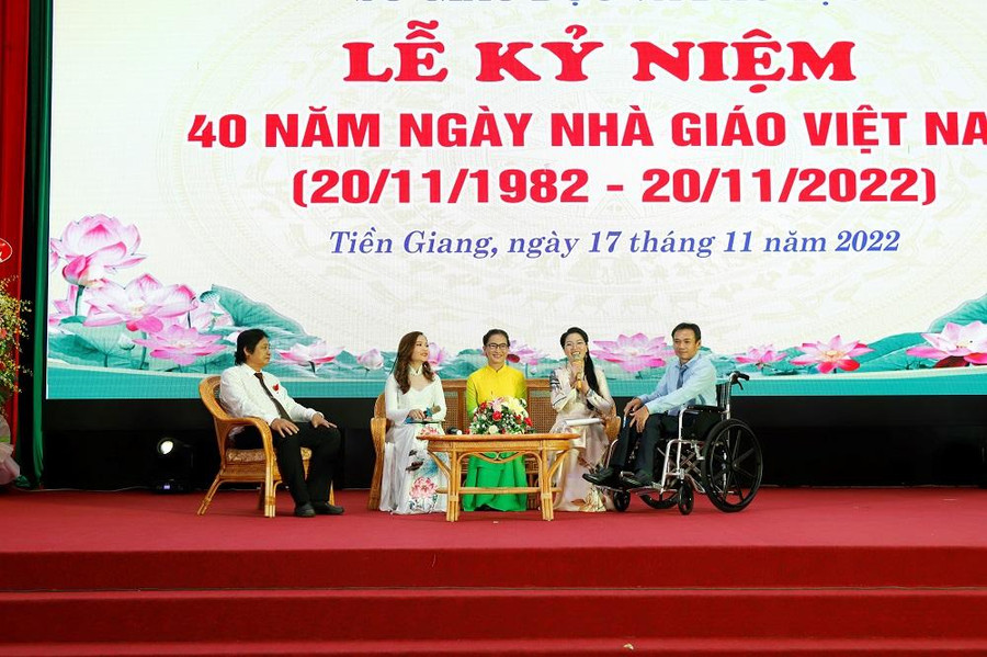 Giao lưu gương sáng 3 giáo viên trong công tác giảng dạy, quản lý và vượt khó. Giao lưu gương sáng 3 giáo viên trong công tác giảng dạy, quản lý và vượt khó.