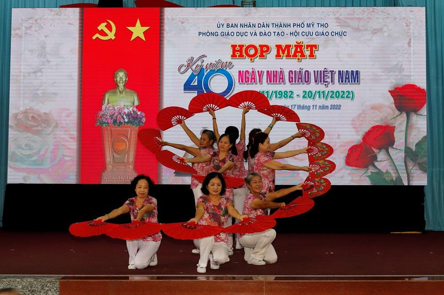 Tiết mục biểu diễn nghệ thuật tại buổi họp mặt. Tiết mục biểu diễn nghệ thuật tại buổi họp mặt.