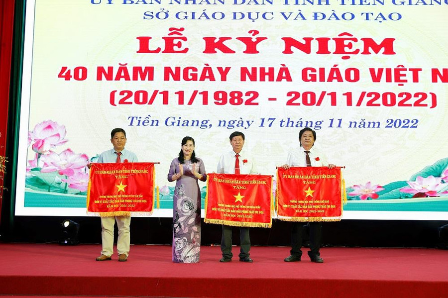 Trưởng ban Tuyên giáo Tỉnh ủy Châu Thị Mỹ Phương trao cờ thi đua của UBND tỉnh cho đại diện 3 đơn vị xuất sắc. Trưởng ban Tuyên giáo Tỉnh ủy Châu Thị Mỹ Phương trao cờ thi đua của UBND tỉnh cho đại diện 3 đơn vị xuất sắc.