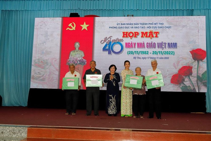 Trao quà cho cá nhân cựu giáo chức. Trao quà cho cá nhân cựu giáo chức.